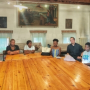 Alcuni dei giovani volontari durante l'incontro formativo con don Paolo Bovina