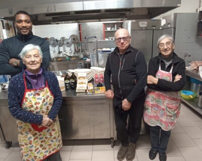 Alcuni volontari della nostra mensa con i primi prodotti donatici dalla parrocchia Beato Tavelli